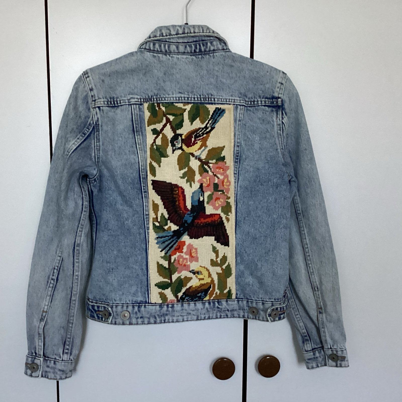 Unieke Upcycled spijkerjas met handgeborduurde vogels, Ophalen of Verzenden, Zo goed als nieuw, Maat 38/40 (M), Meerkleurig