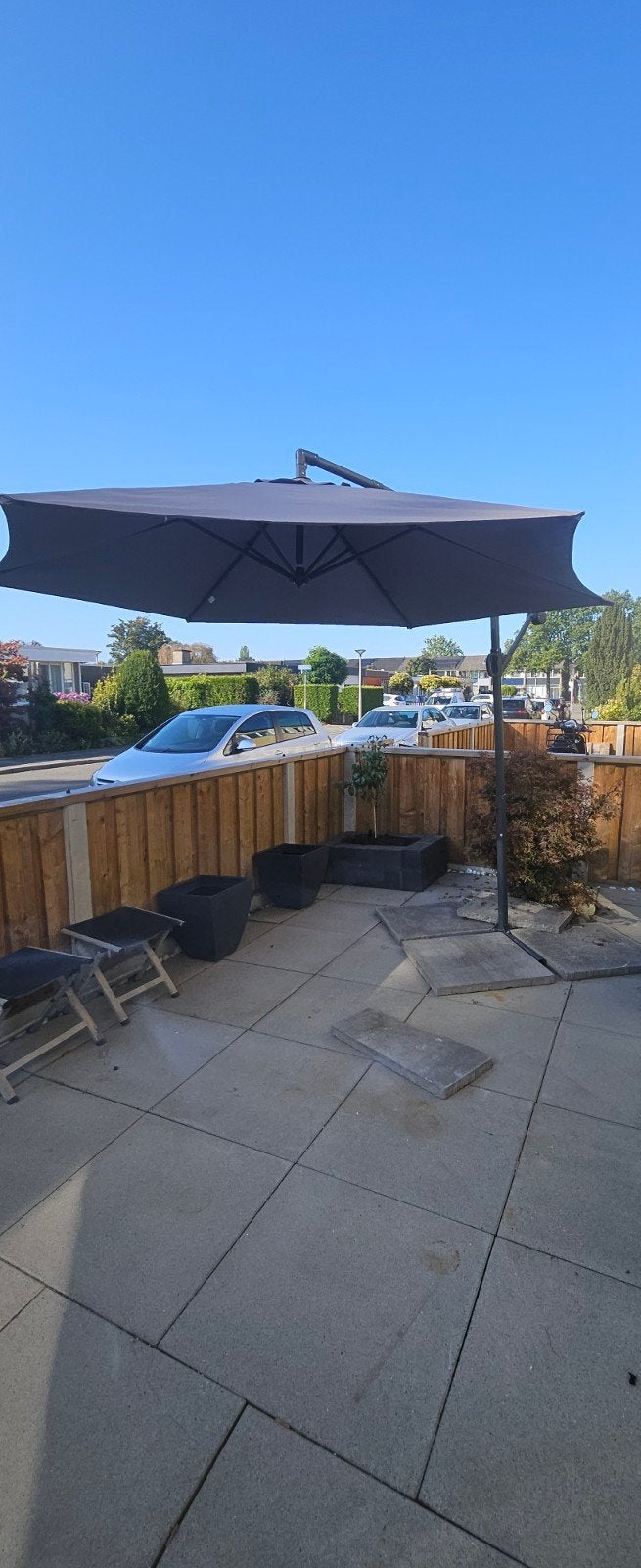 Grijze zweefparasol 300 cm met tegels, z.g.a.n., Ophalen, Verstelbaar, 2 tot 3 meter, Zweefparasol