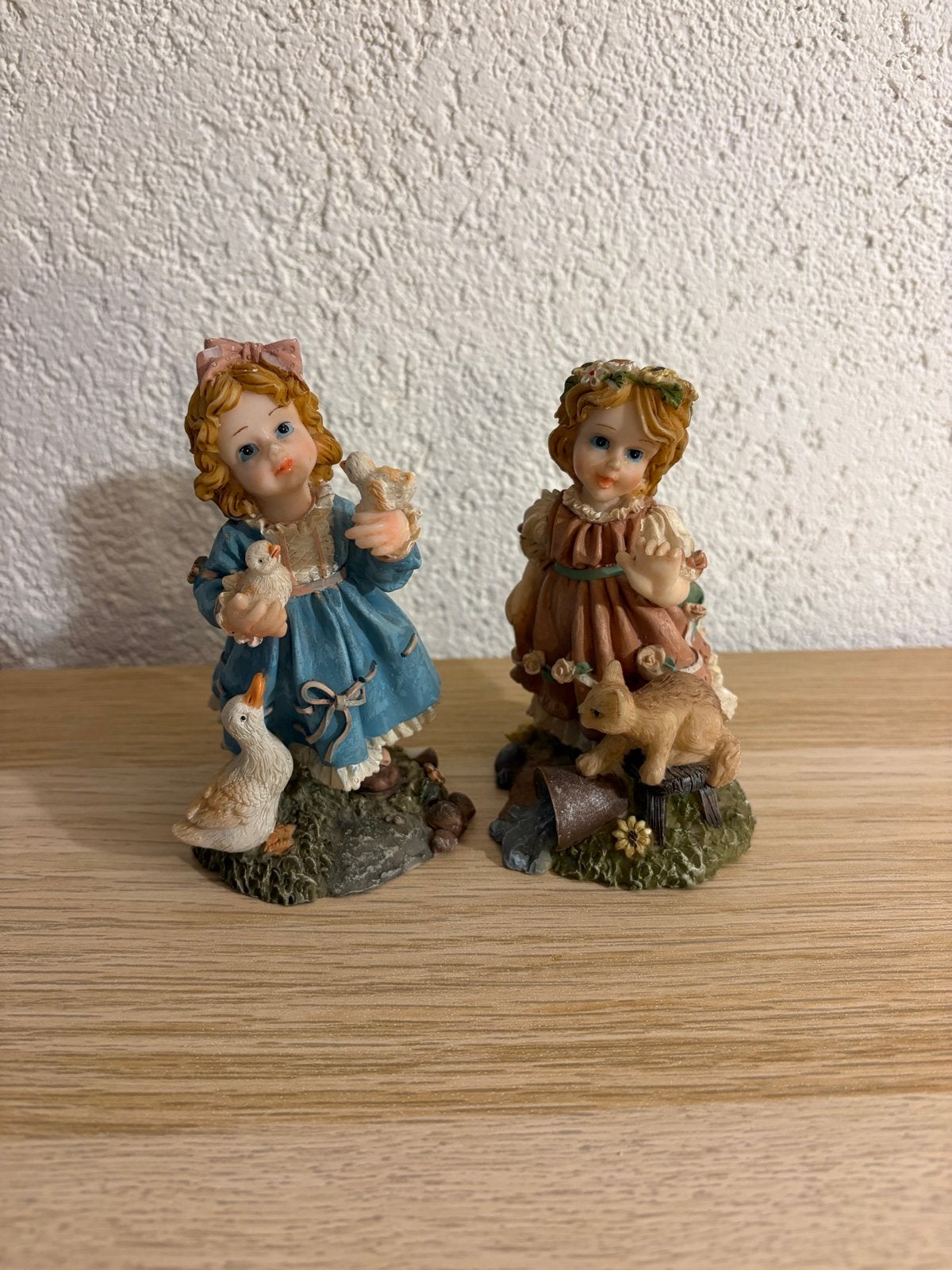 Set van 2 Shudehill Collection beeldjes: Meisjes met dieren, Verzamelen, Beelden en Beeldjes, Ophalen of Verzenden, Zo goed als nieuw