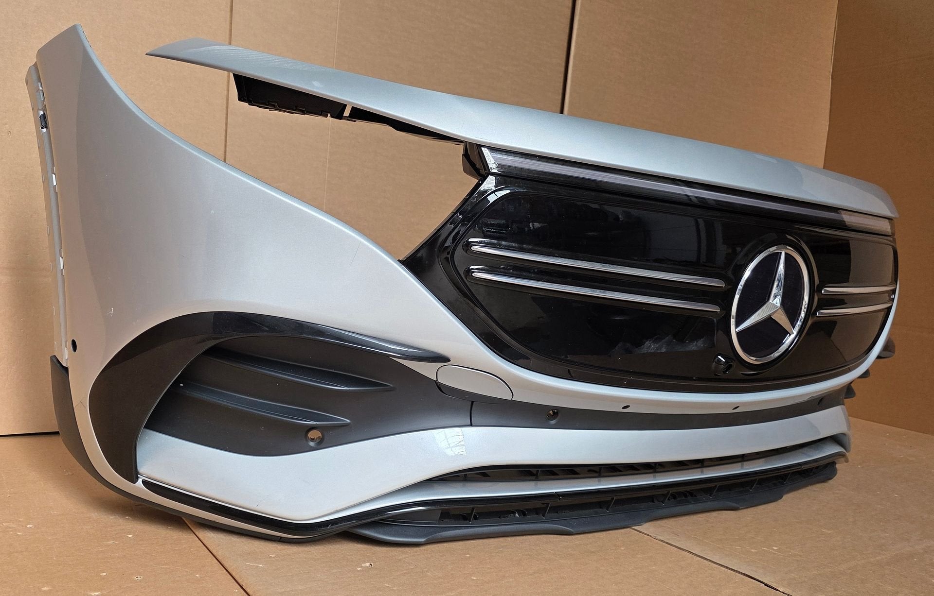Voorbumper Mercedes EQB AMG H243 A2438850002 Compleet 6xPDC, Gebruikt, -, Voor, Ophalen of Verzenden