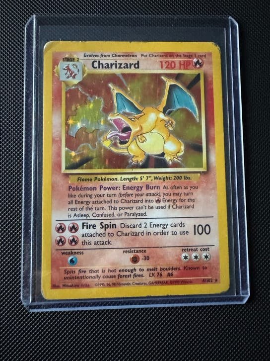 Charizard Base Set 4/102, Hobby en Vrije tijd, Verzamelkaartspellen | Pokémon, Ophalen of Verzenden, Zo goed als nieuw