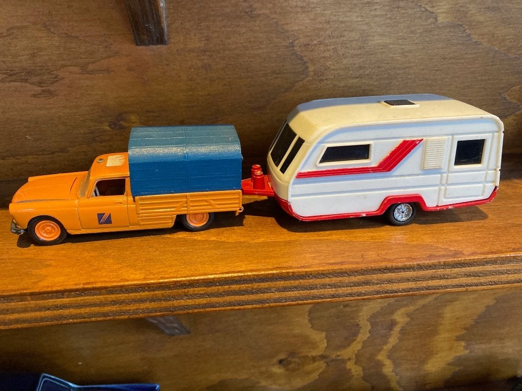 miniatuur oldtimers Peugeots 404 en J7 met caravans, Ophalen of Verzenden, Gebruikt, Overige typen, Overige merken