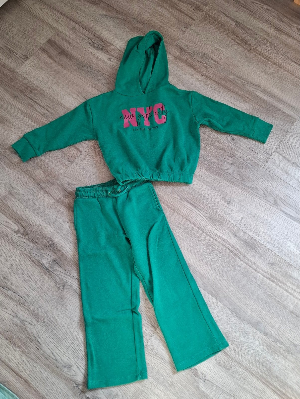 Joggingsetje, Kinderen en Baby's, Kinderkleding | Maat 110, Meisje, Ophalen of Verzenden, Zo goed als nieuw, Setje