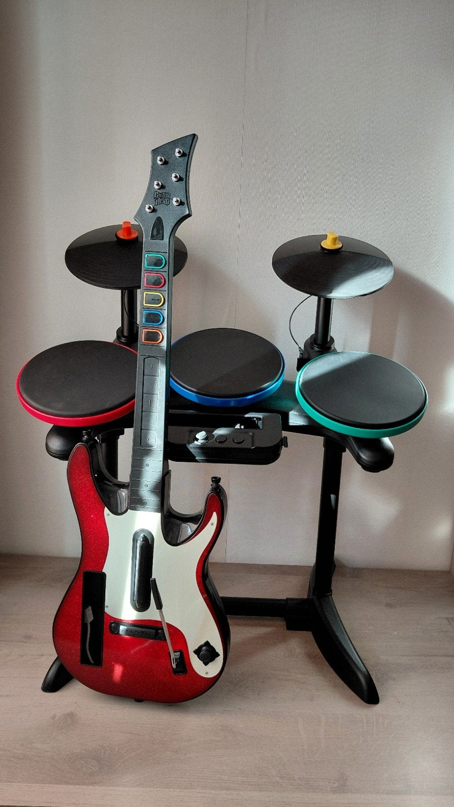 Guitar Hero 5 / Band Hero Wii gitaar + drumset, Spelcomputers en Games, Gebruikt, 2 spelers, Eén computer, Ophalen of Verzenden