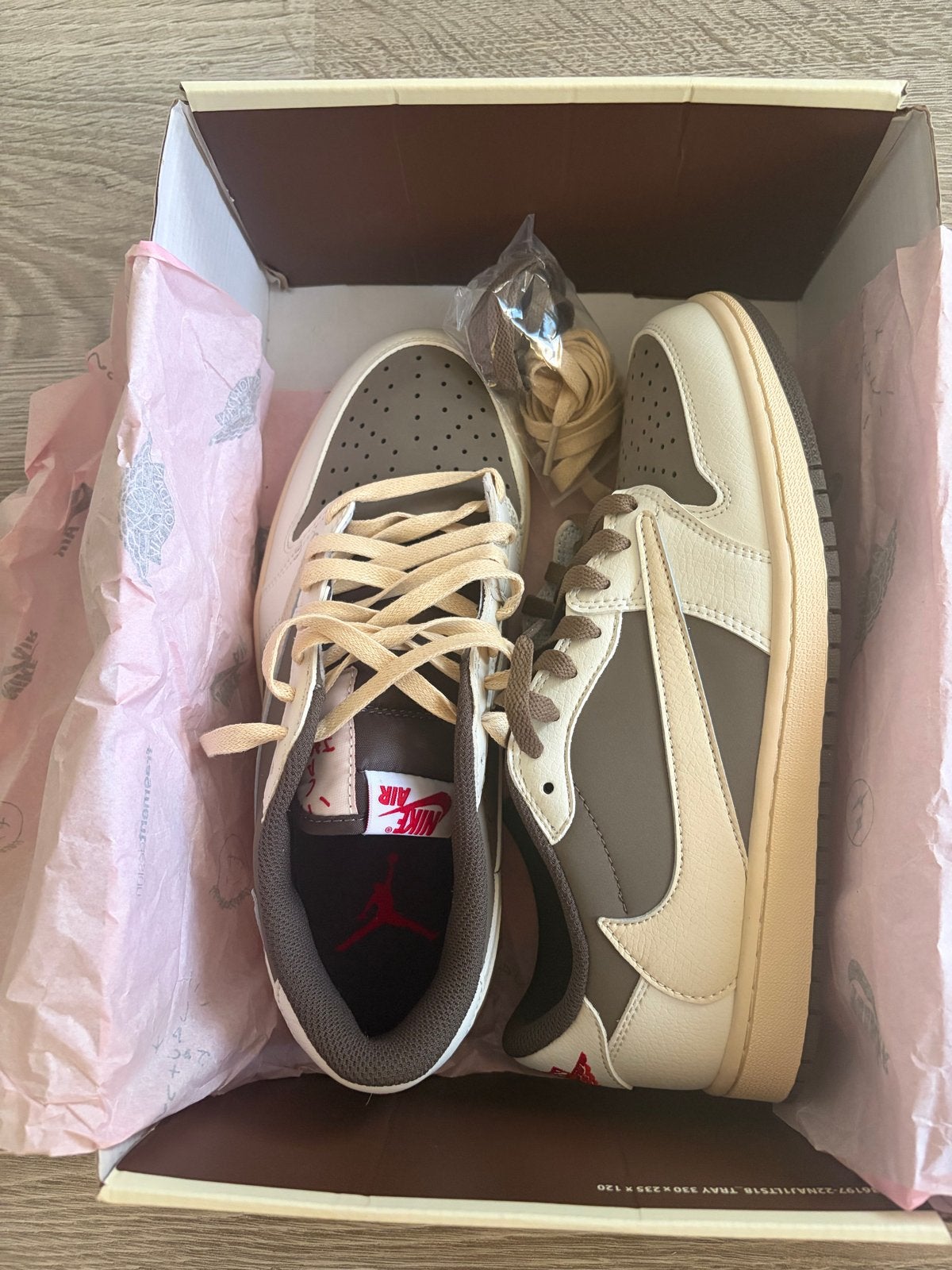 Air Jordan 1 Low Travis Scott Reverse Mocha - Maat 43, Ophalen of Verzenden, Zo goed als nieuw, Bruin, Sneakers of Gympen