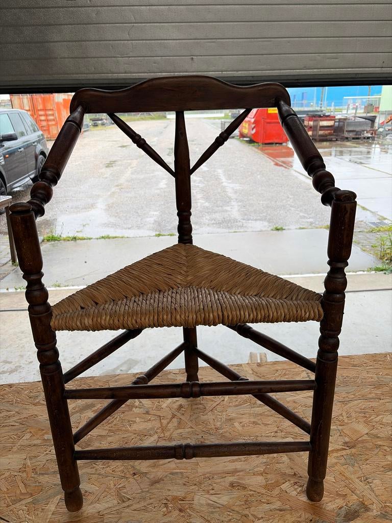Antieke hoekstoel met biezen zitting, Antiek en Kunst, Antiek | Meubels | Stoelen en Banken, Ophalen