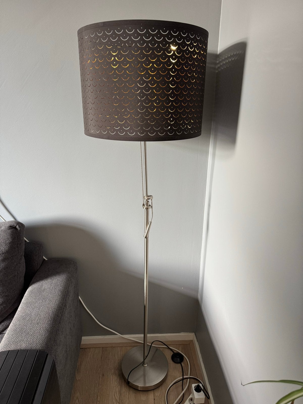 Staande lamp met donkere kap, Ophalen, Gebruikt, E27 (groot), Metaal