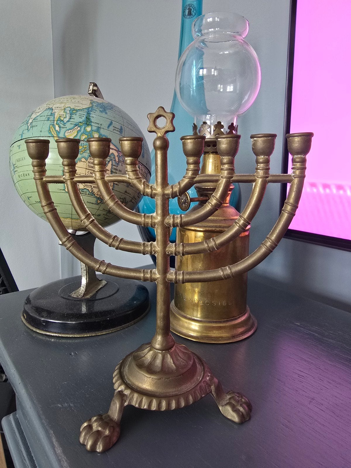 Antieke koperen of bronzen menorah kandelaar op 3 leeuwenpot, Ophalen of Verzenden, Koper of Brons