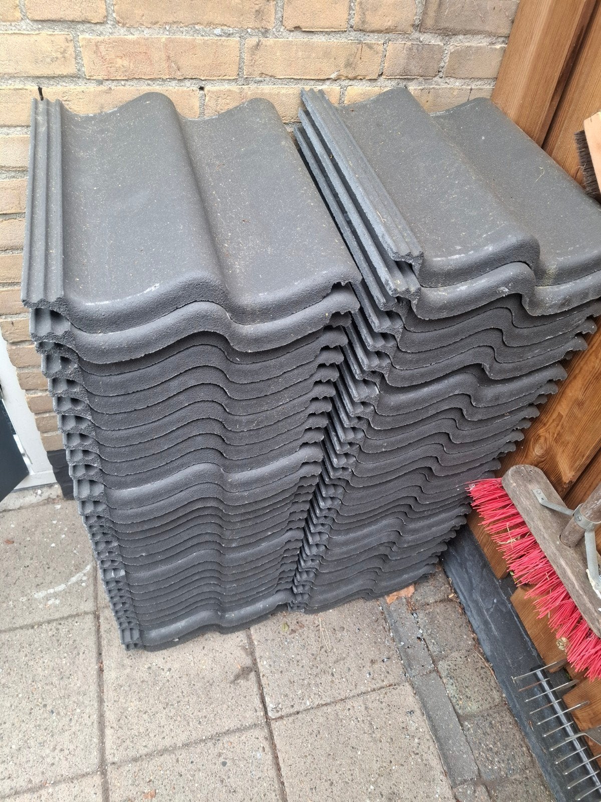 Nelskamp dakpannen, grijs, zo goed als nieuw, Ophalen, Steen of Klei, Zo goed als nieuw, 15 m² of meer