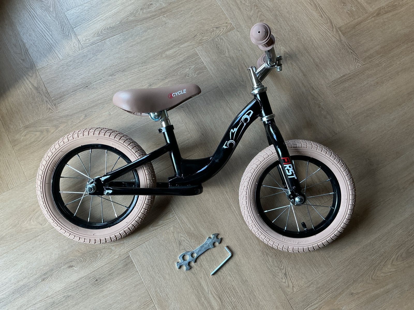 2Cycle zwarte loopfiets 12 inch (nieuw), Fietsen en Brommers, Ophalen of Verzenden, Nieuw, Minder dan 16 inch