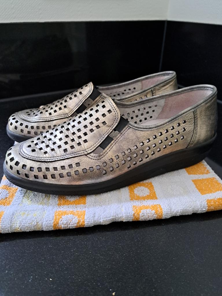 Metallic grijs-brons-kleurige leren instappers - maat 40, Beegle, Instappers, Ophalen of Verzenden, Zo goed als nieuw