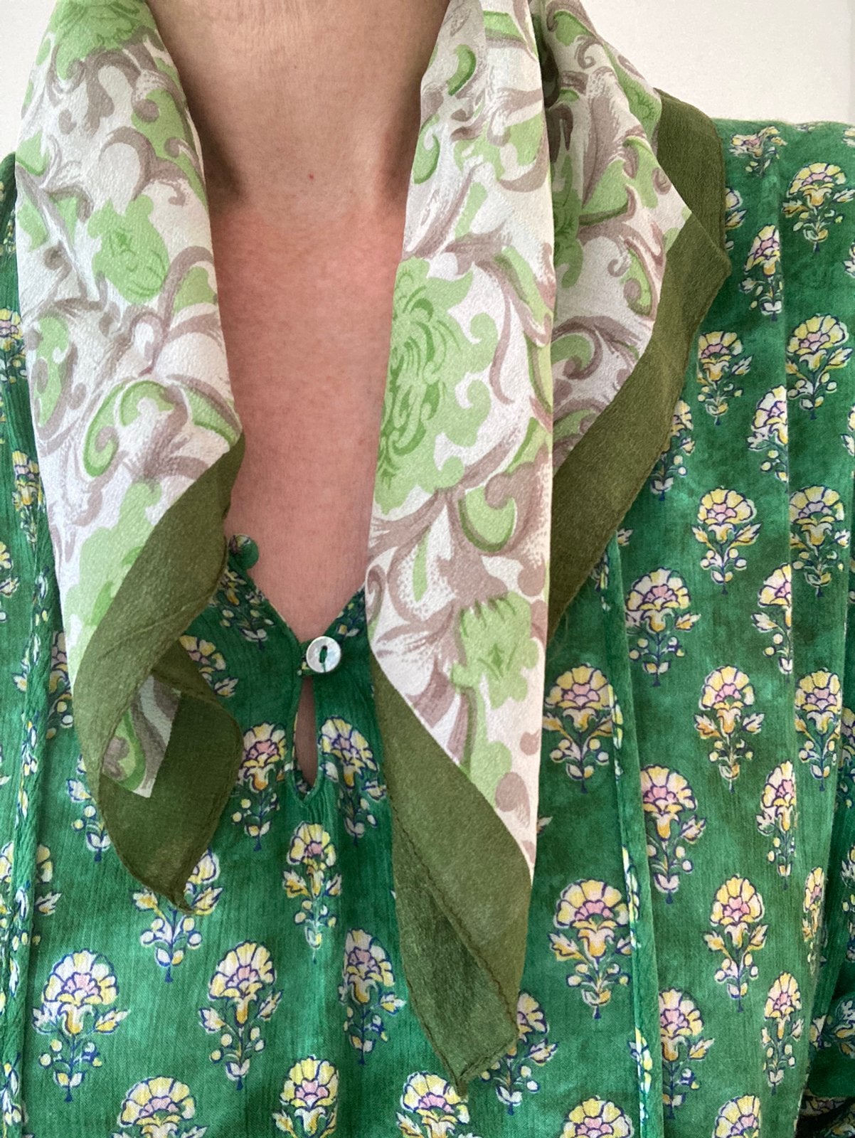 Zijde sjaal bandana foulard carré met seventies Print, Kleding | Dames, Ophalen of Verzenden, Gedragen, Maat 38/40 (M), Sjaal
