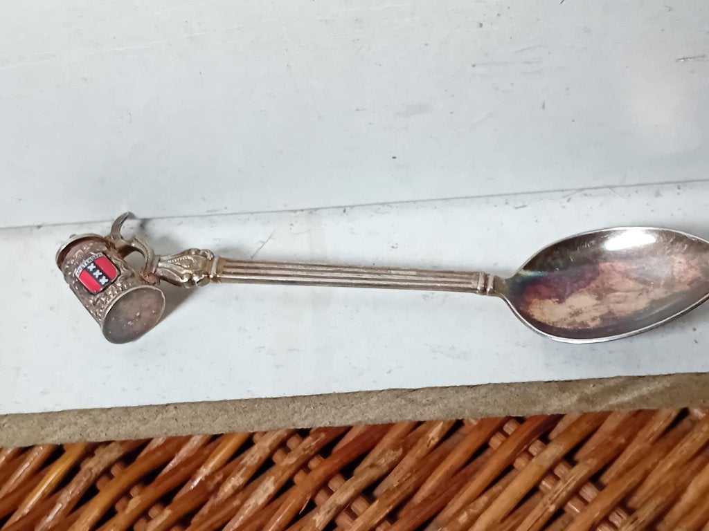 Verzilverd souvenirlepeltje met wapen van Amsterdam, Gebruikt, Verzilverd, Ophalen of Verzenden, Bestek