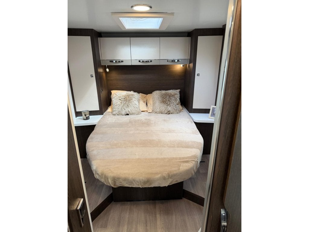 Benimar Tessoro 495 UP QUEENSBED + HEFBED XXL GARAGE 6.99M, Standaard zit, Ford, 6 tot 7 meter, Bedrijf