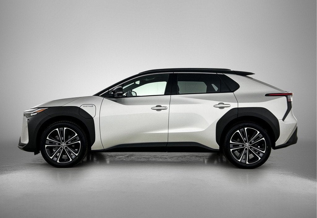Toyota Bz4x Premium 4WD 71 kWh | BTW voertuig | Trekhaak afn, Auto's, Toyota, Automaat, 12 maanden, Stof, Gebruikt