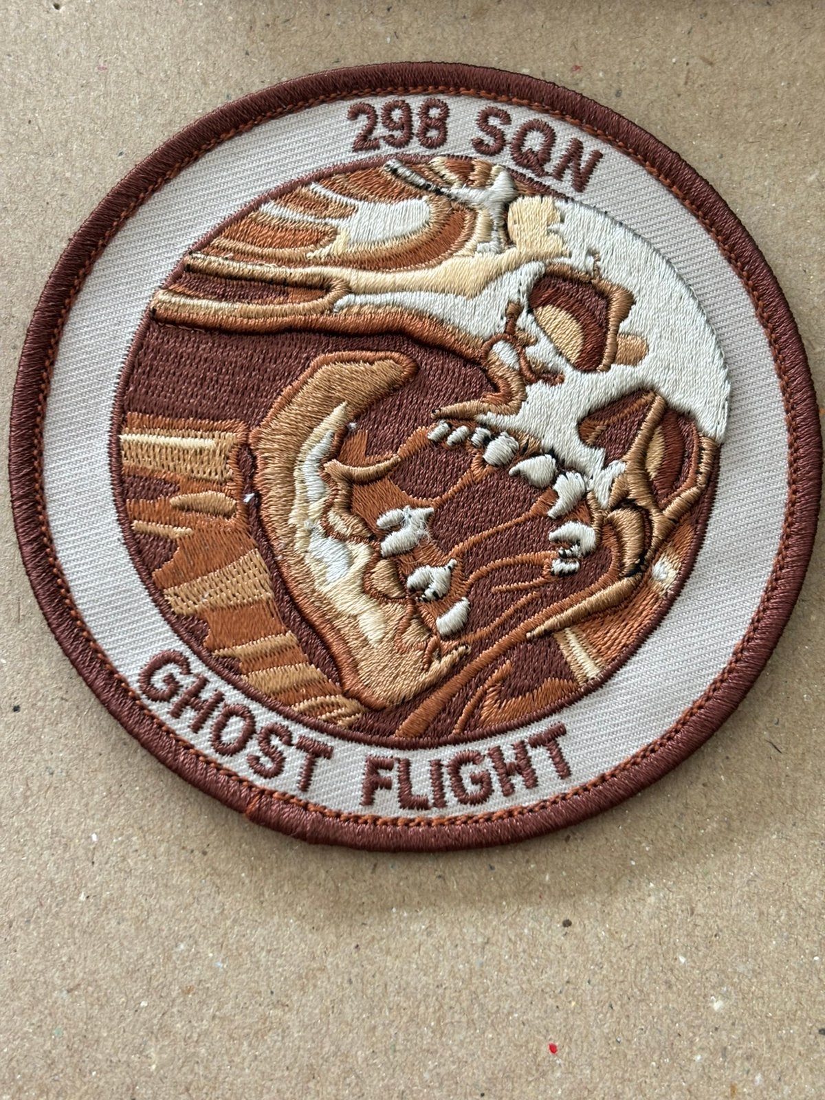 Embleem 298 SQN ghost flight CH-47 chinook, Verzamelen, Verzenden, Luchtmacht, Nederland, Embleem of Badge