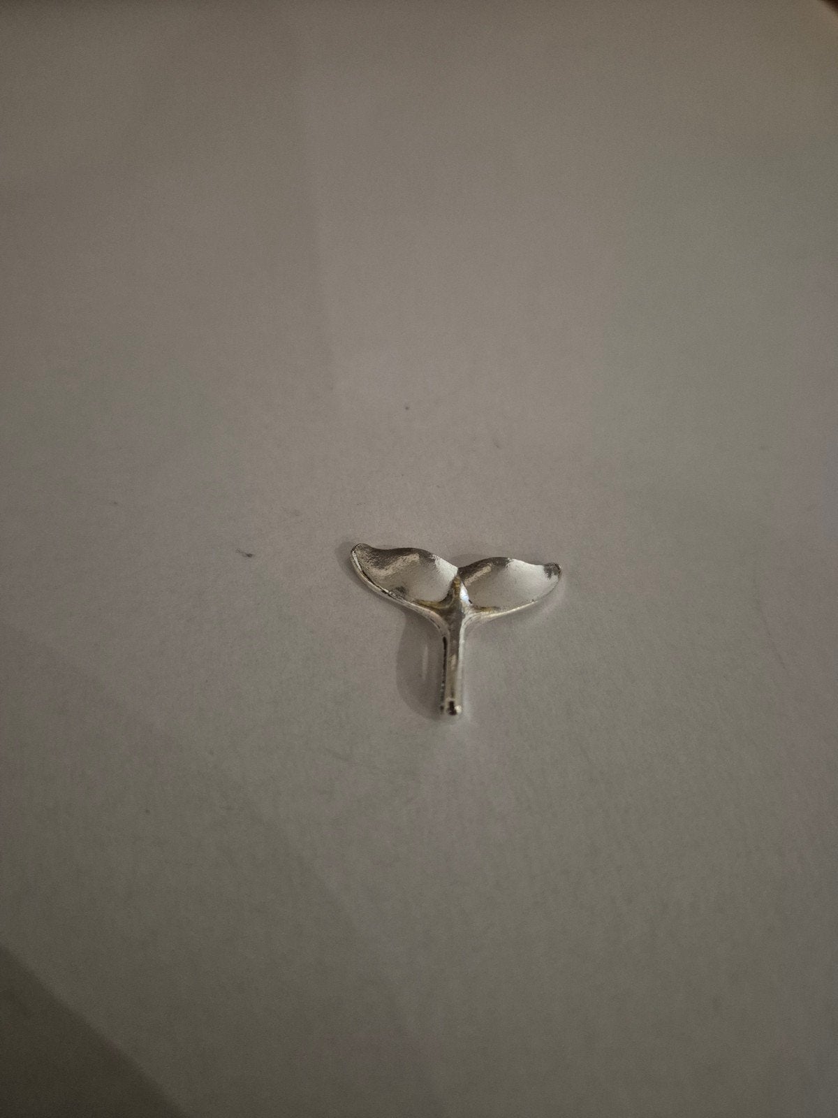 Nieuwe zilverkleurige bedel walvisstaart voor dunne ketting, Overige merken, Nieuw, Ophalen of Verzenden, 1 bedel