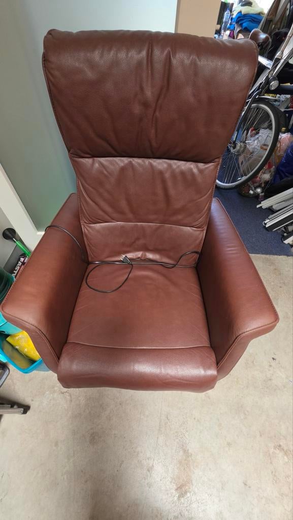 Sta-op stoel bruin – Werkt perfect – €200, Ophalen, Gebruikt, Nuservice, Minder dan 75 cm