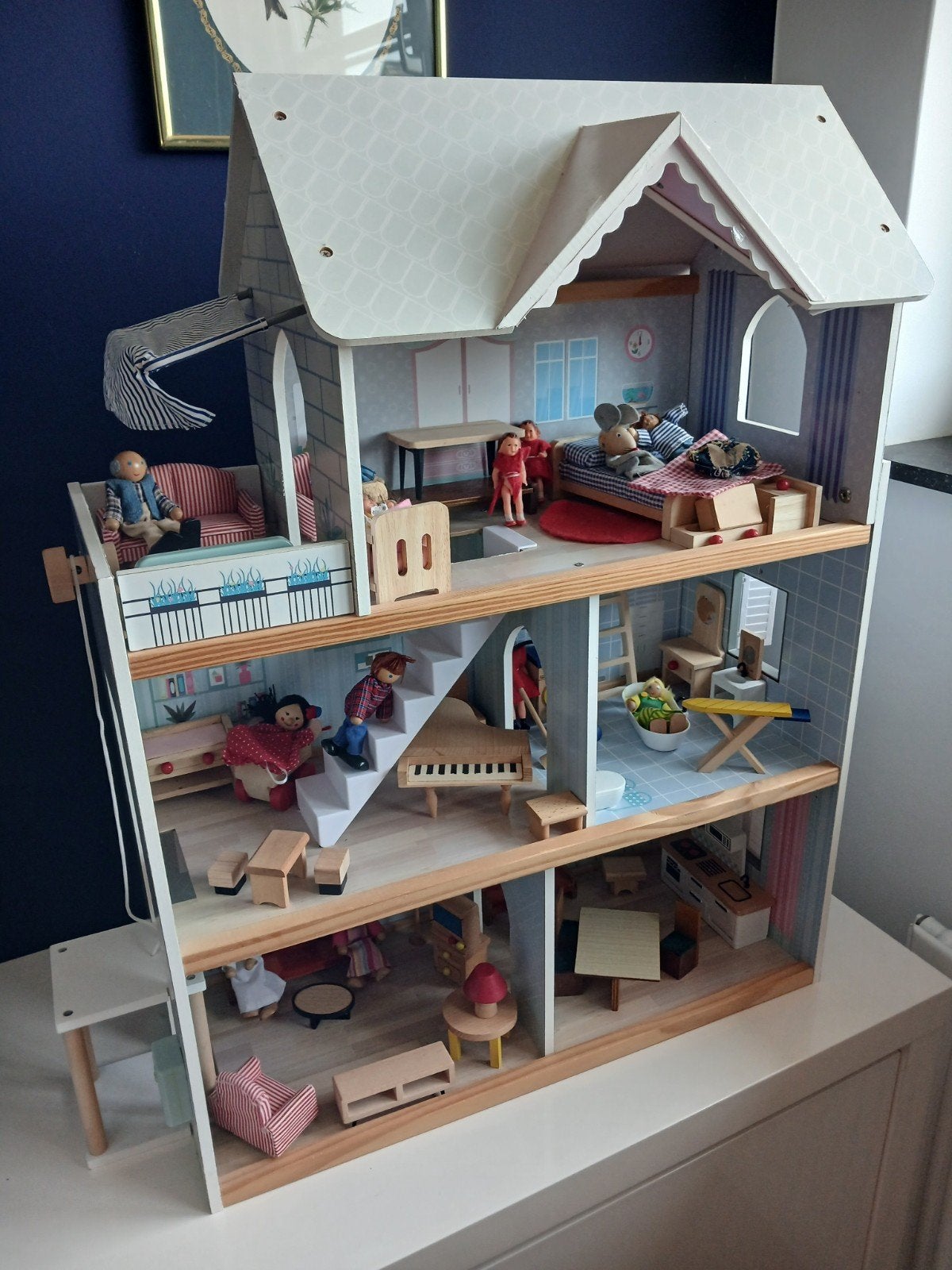 Groot houten poppenhuis met meubels en poppen, Ophalen, Gebruikt, Poppenhuis
