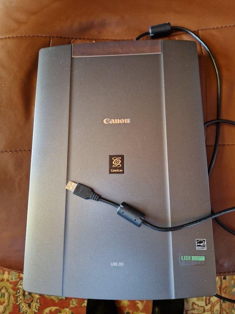 Degelijke scanner Lide210 voor documenten en foto's, Computers en Software, Ophalen, MacOS, Canon, Zo goed als nieuw