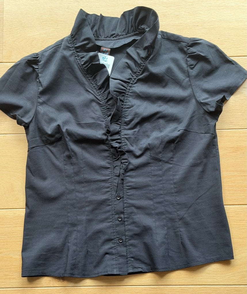 Zwarte blouse met ruches, maat 42, Zwart, Maat 42/44 (L), Nieuw, Ophalen of Verzenden