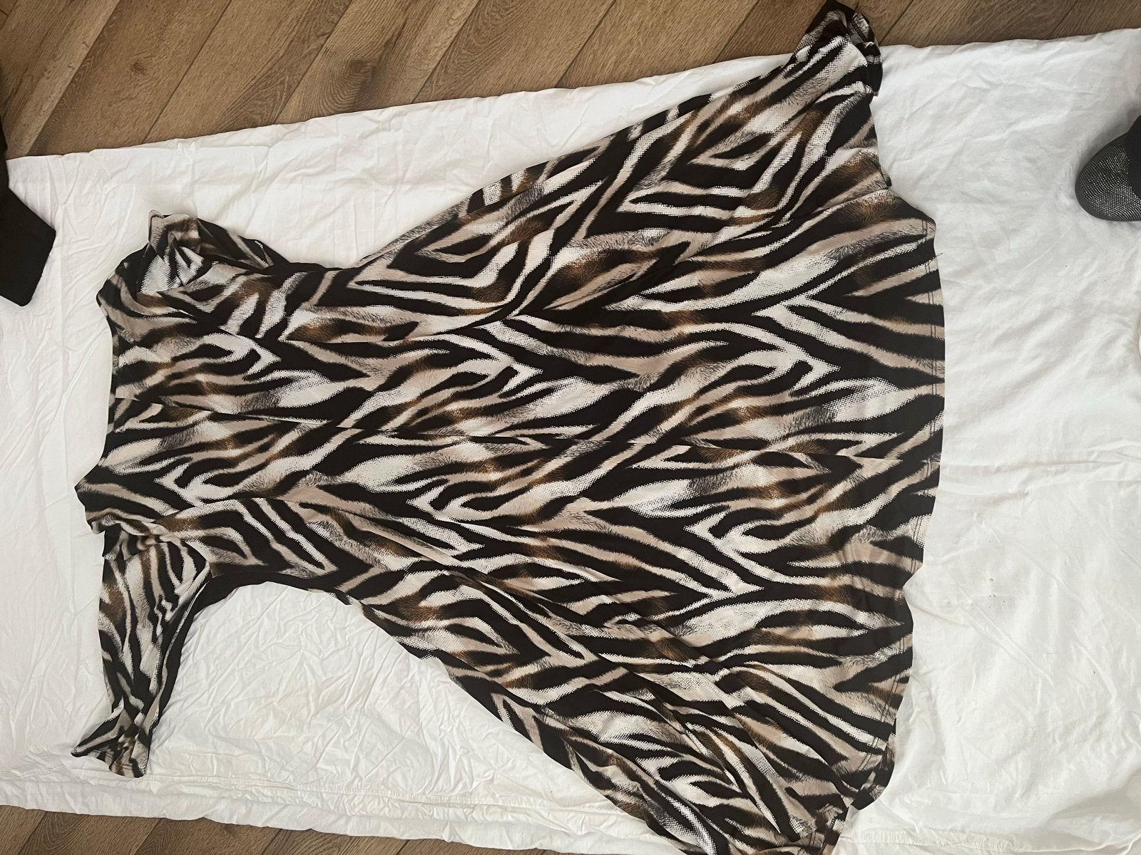 Zebraprint jurk met lange mouwen, Zwart, Maat 42/44 (L), Ophalen of Verzenden, Zo goed als nieuw