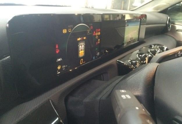 Mercedes Benz MBUX scherm upgrade, Ophalen