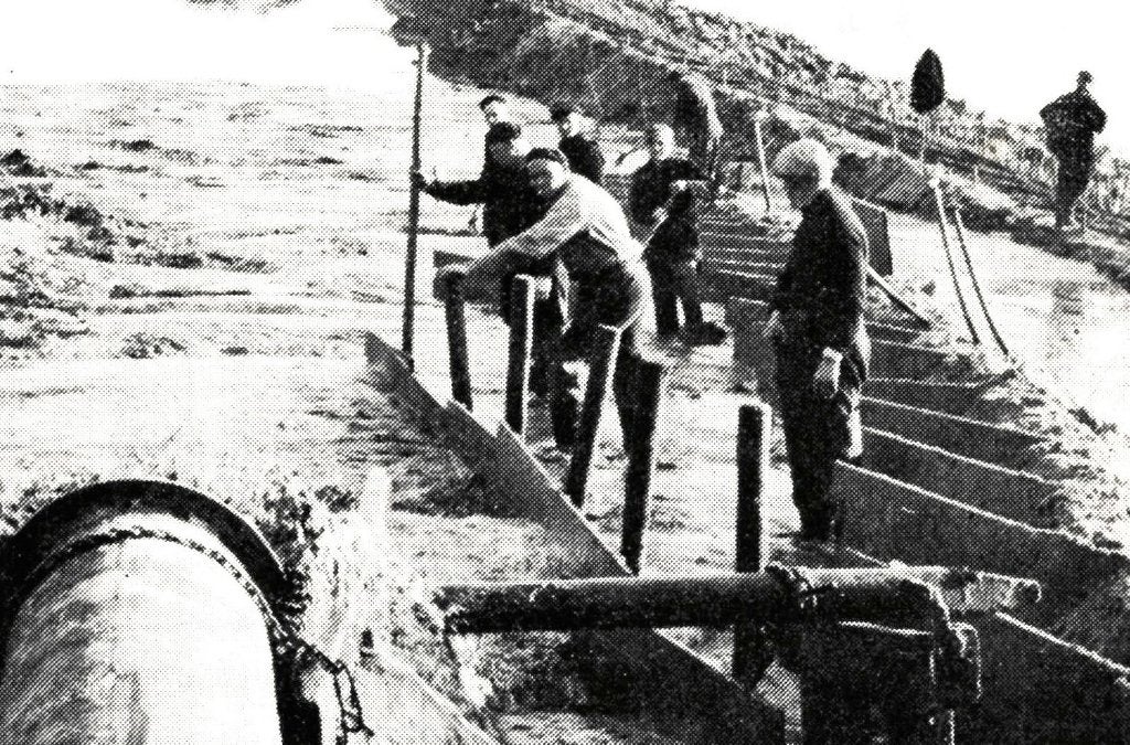 969022	Zuiderzeewerken	Dijkaanleg	Opspuiten van zand, Ophalen of Verzenden, 1940 tot 1960, Ongelopen, Flevoland