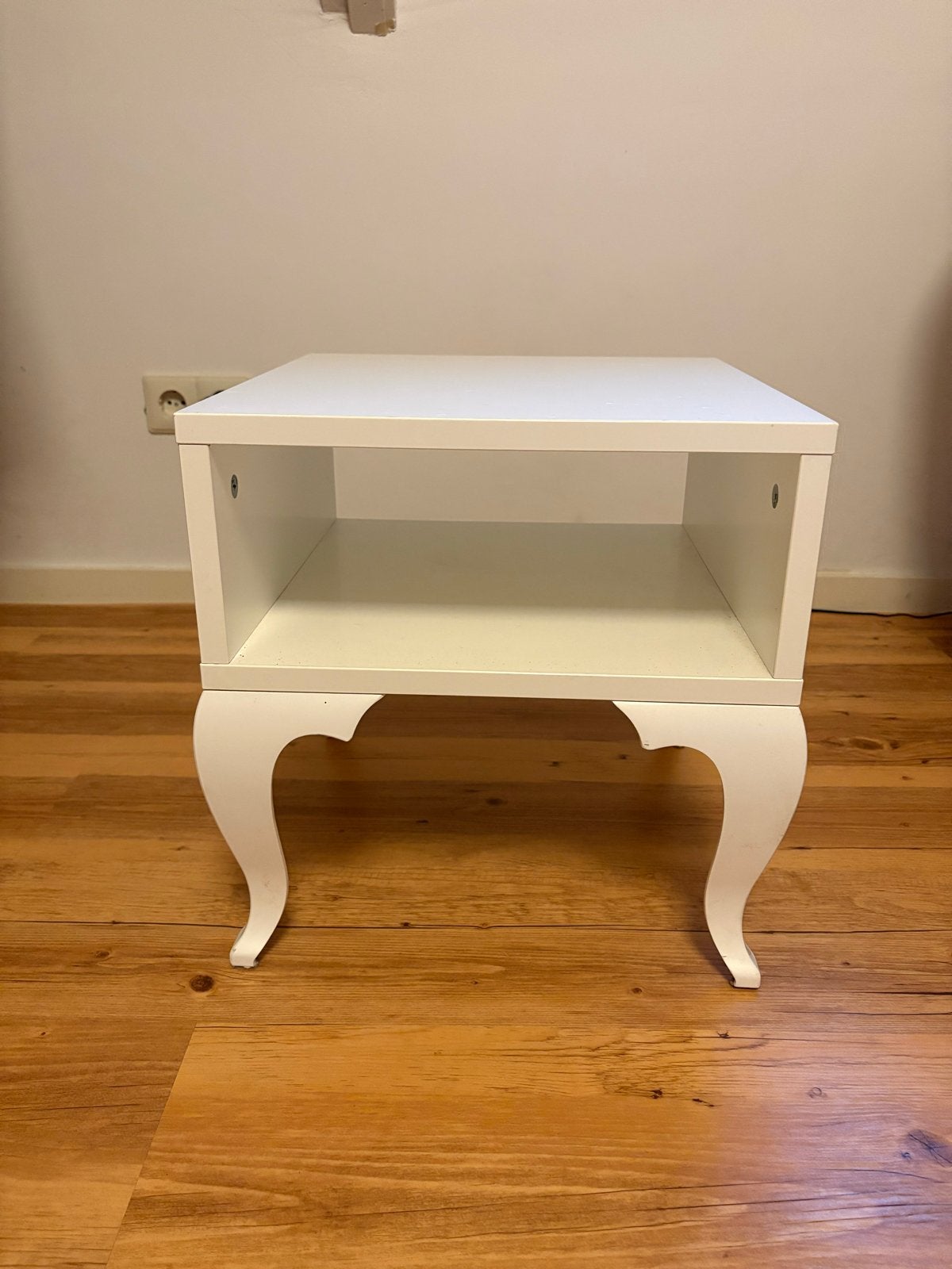 Wit bijzettafeltje met sierlijke poten, Ophalen, Minder dan 45 cm, Minder dan 55 cm, Gebruikt