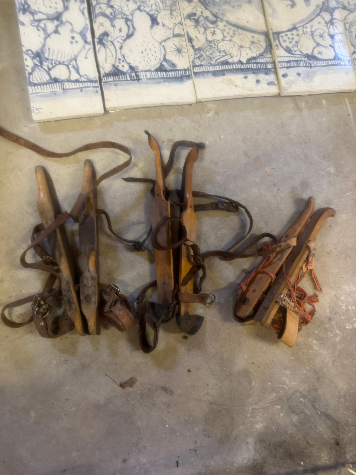 Antieke Friese doorlopers en lage houte Noren, Ophalen