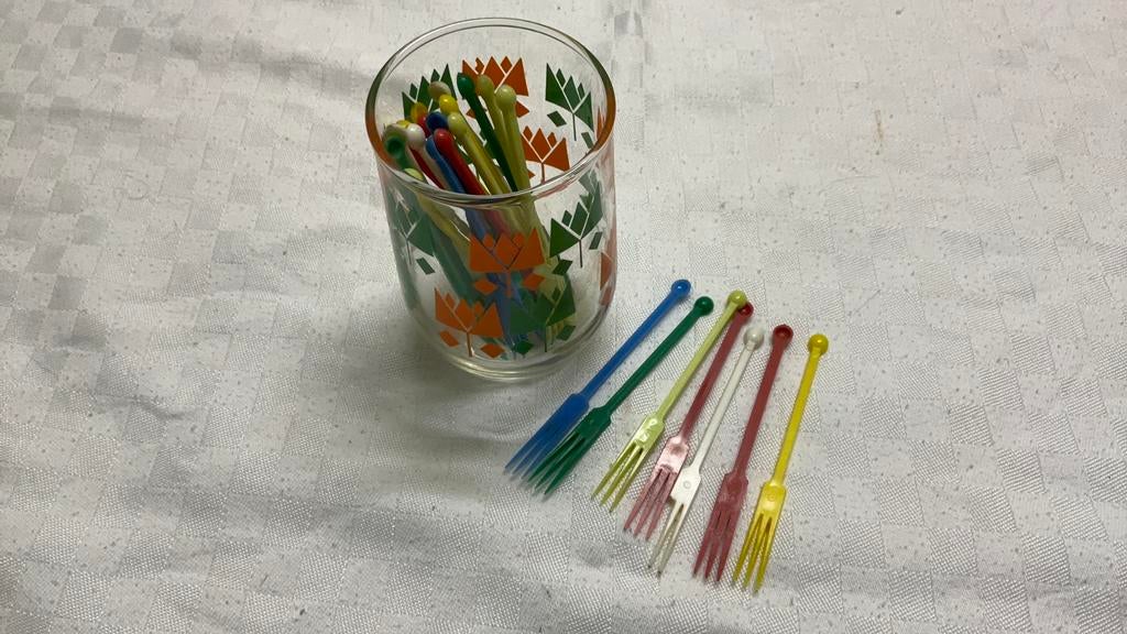 Vintage glas met plastic cocktail vorkjes, Ophalen of Verzenden, Gebruikt, Versiering