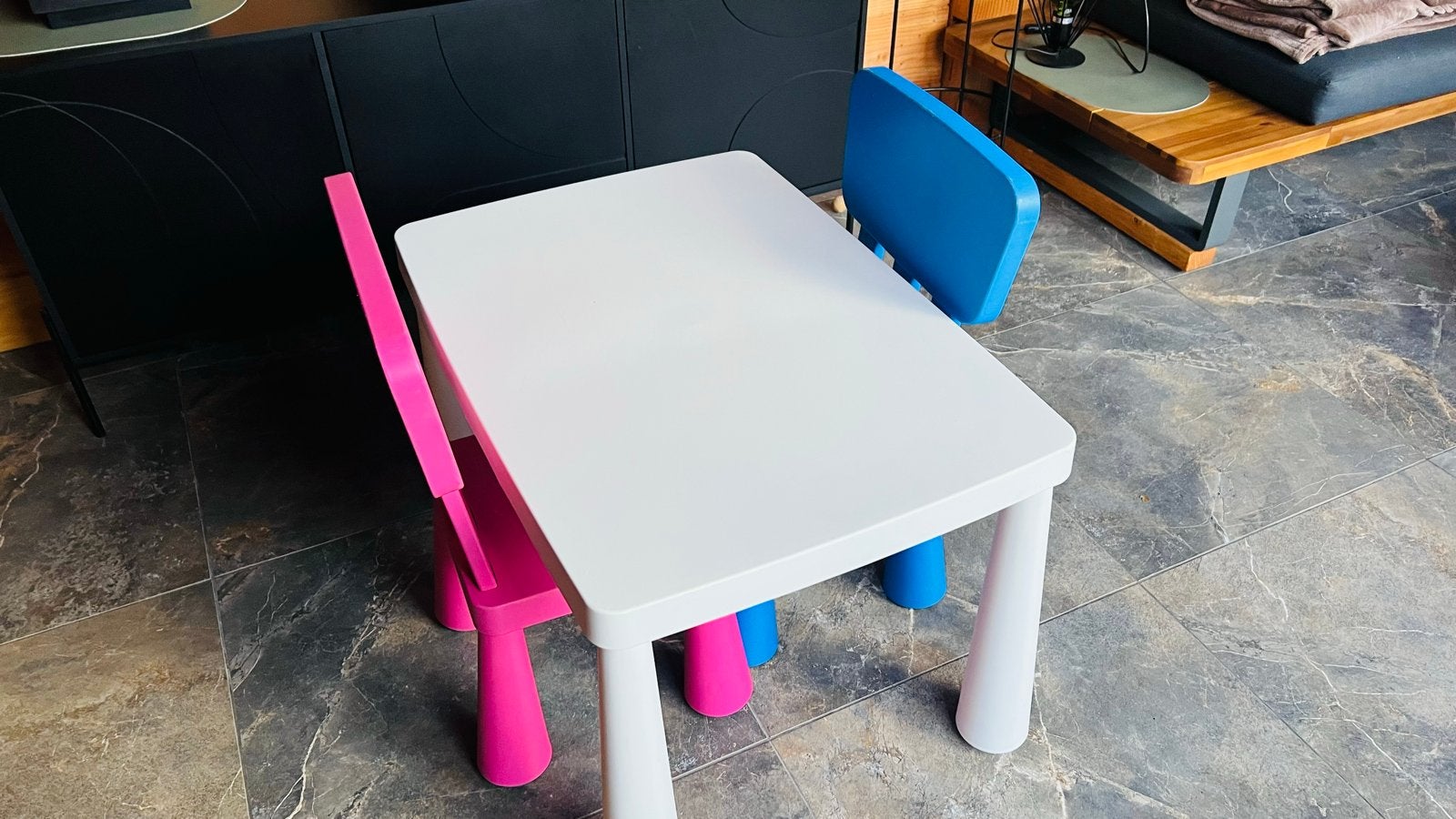 Ikea Mammut kindertafel met twee stoeltjes, Kinderen en Baby's, Kinderkamer | Tafels en Stoelen, Gebruikt, Tafel(s) en Stoel(en)