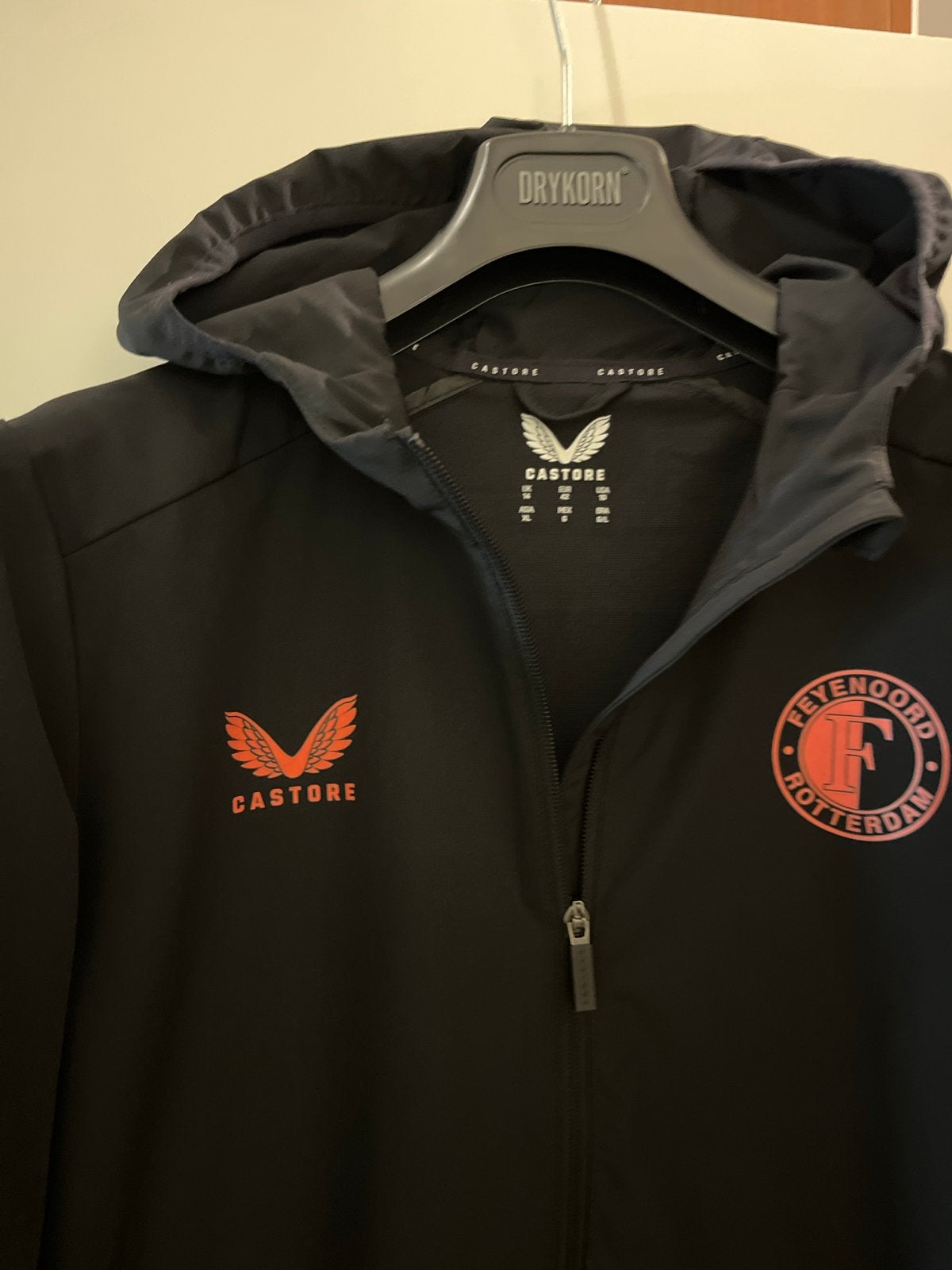 Feyenoord Castore Regenjas Zwart Maat 42, Verzenden, Zwart, Zo goed als nieuw, Maat 42/44 (L)