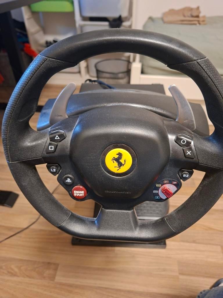 Thrustmaster Ferrari racestuur met pedalen en standaard, Spelcomputers en Games, Ophalen, Gebruikt