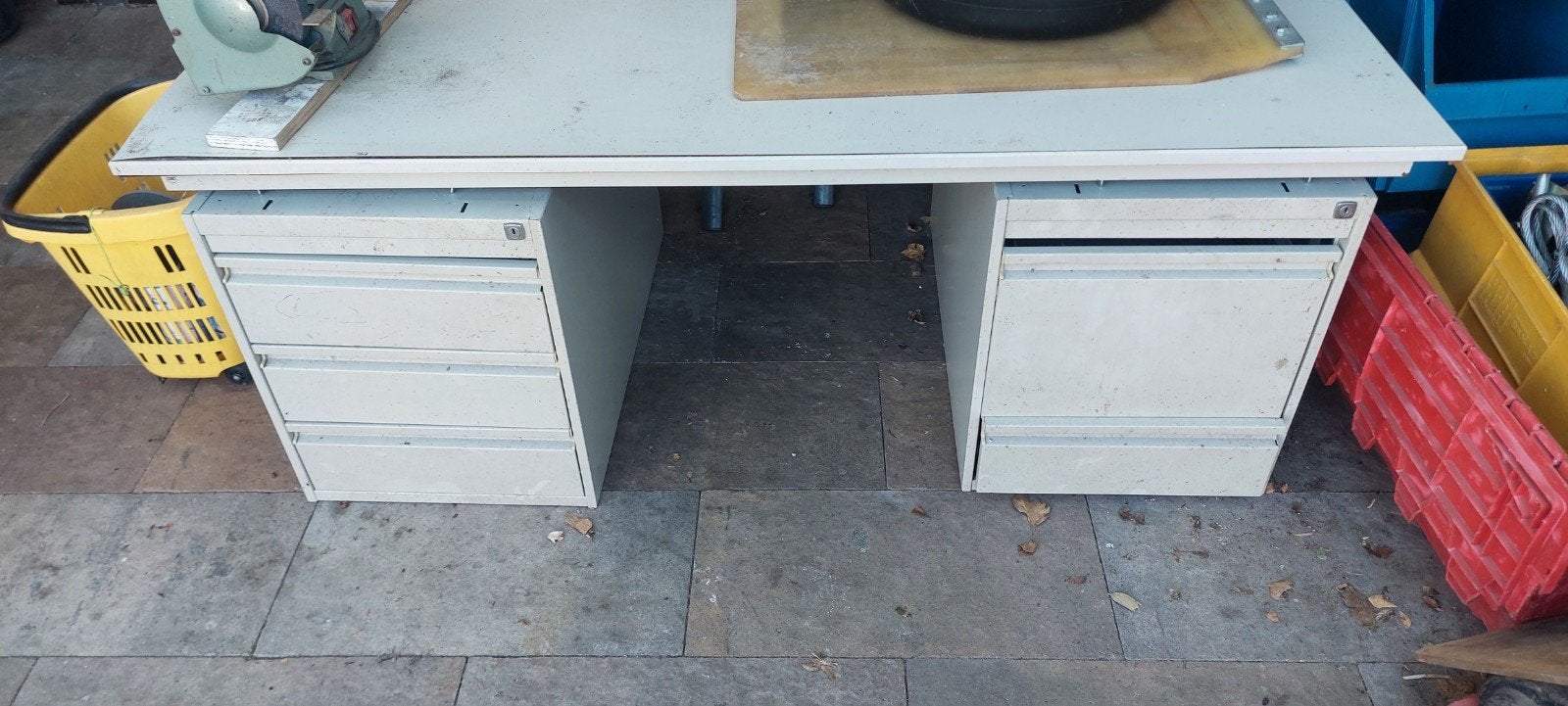 Stalen bureau, Ophalen
