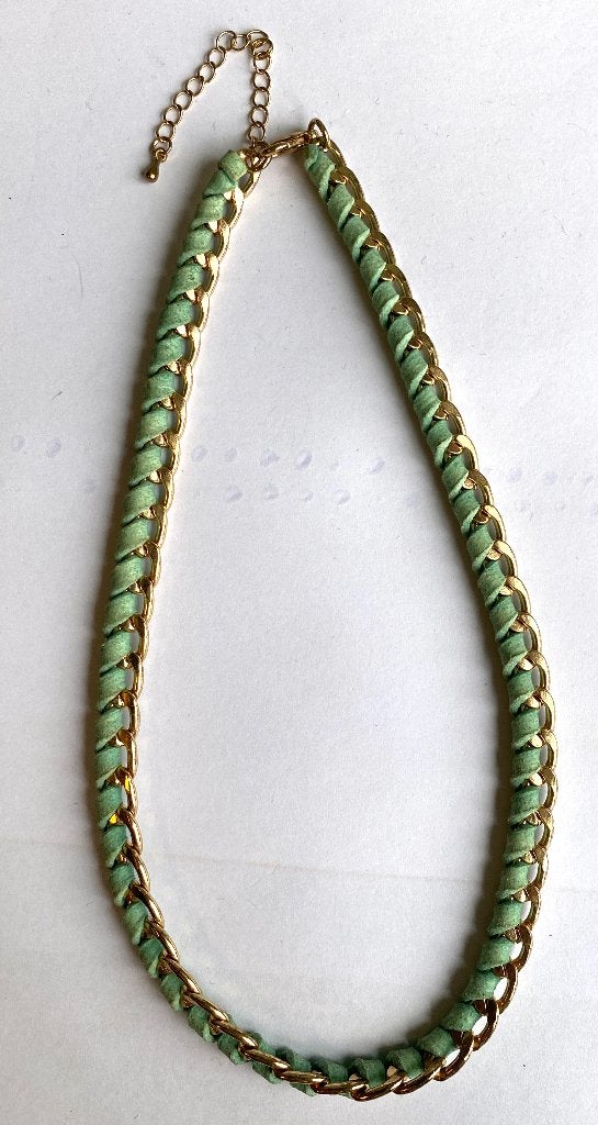 Goudkleurige ketting met mintgroen leren bandje erdoor., Sieraden, Tassen en Uiterlijk, Overige materialen, Verstelbaar, Ophalen of Verzenden