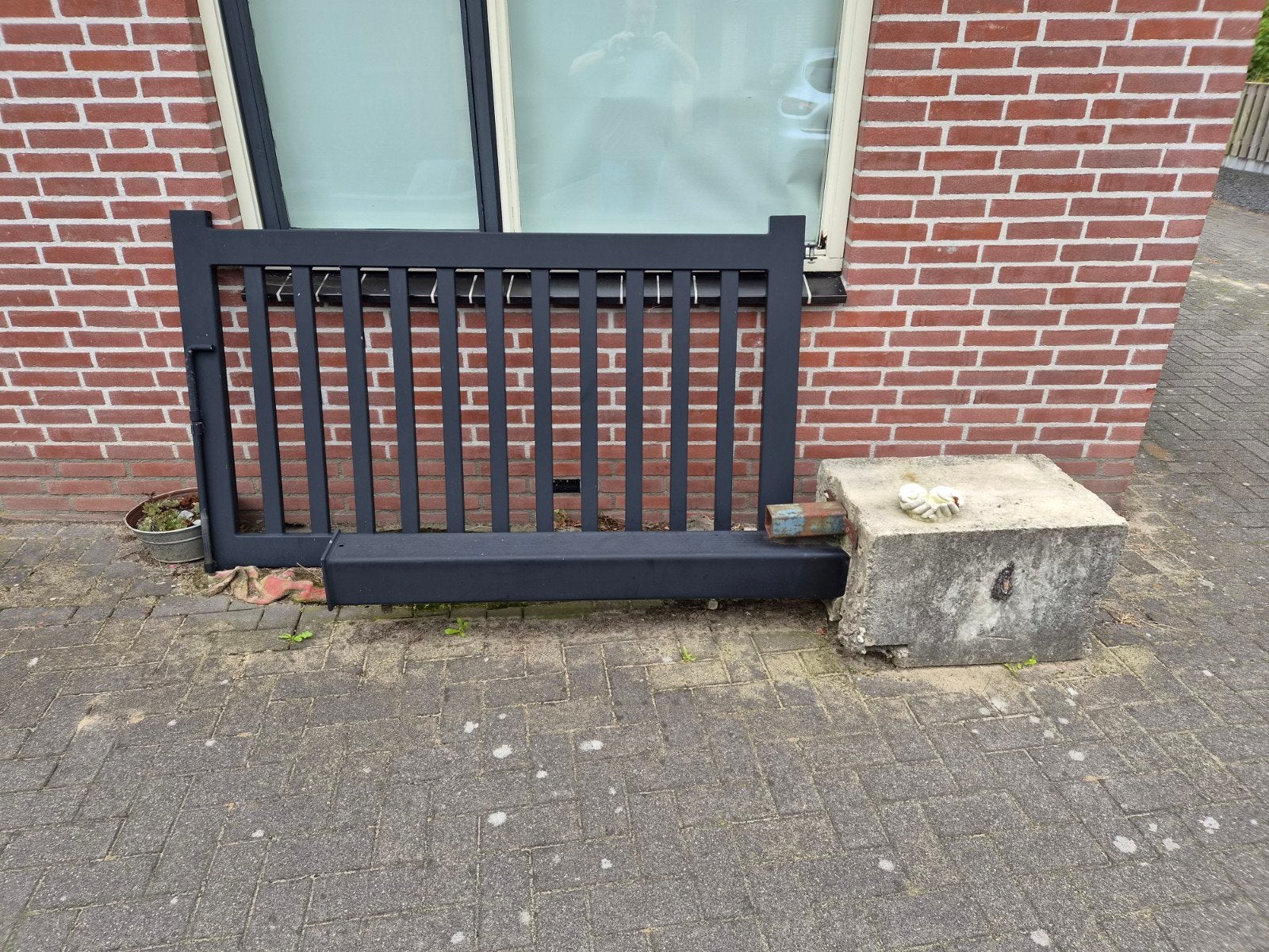 Zwarte stalen oprit poort met slot en klink, Ophalen, Staal, 100 tot 150 cm, Zo goed als nieuw