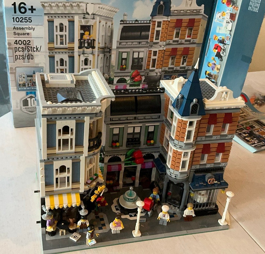 LEGO Creator Expert Gebouwenset - 10255, Ophalen of Verzenden, Zo goed als nieuw