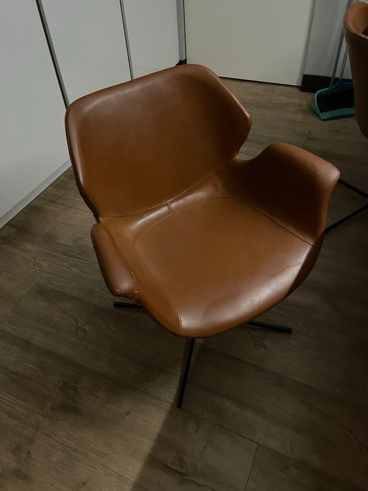 3 Zuiver Ridge stoelen Cognac kunstleer, Ophalen, Kunststof, Gebruikt, Drie