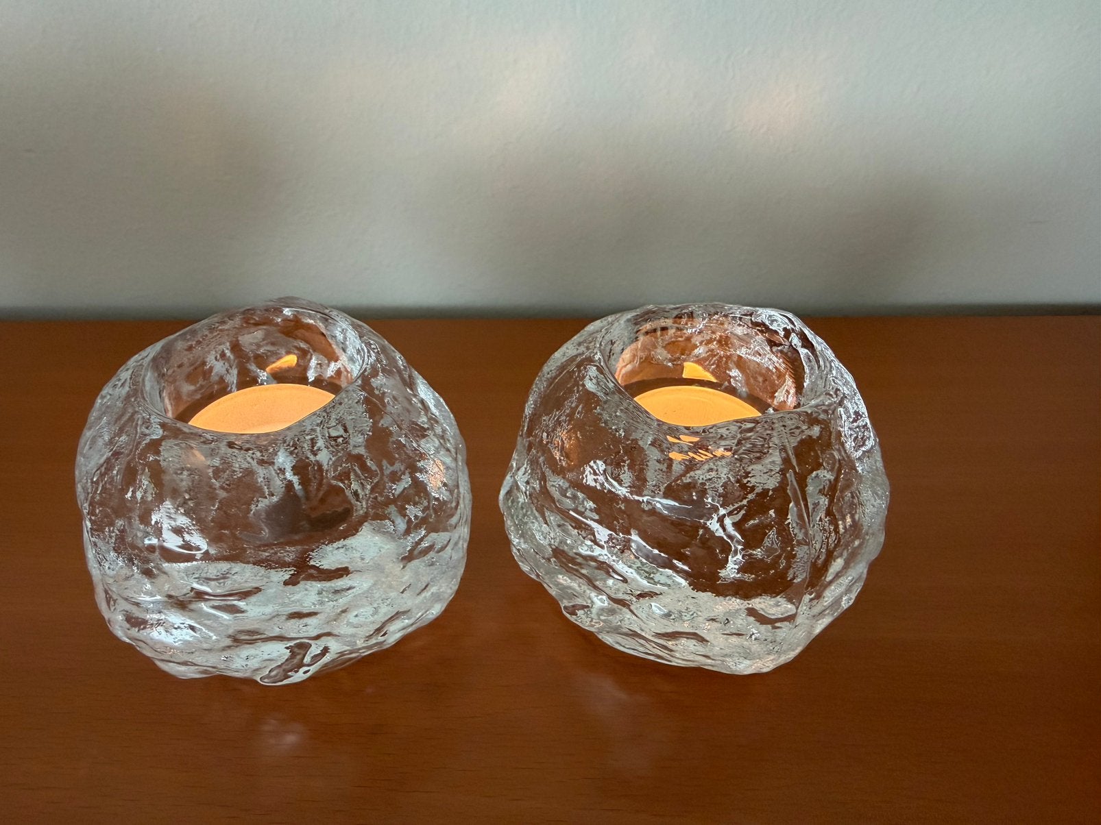 Kosta Boda snowball 2 stuks nieuwstaat, Kosta Boda, Waxinelichthouder, Ophalen of Verzenden, Glas
