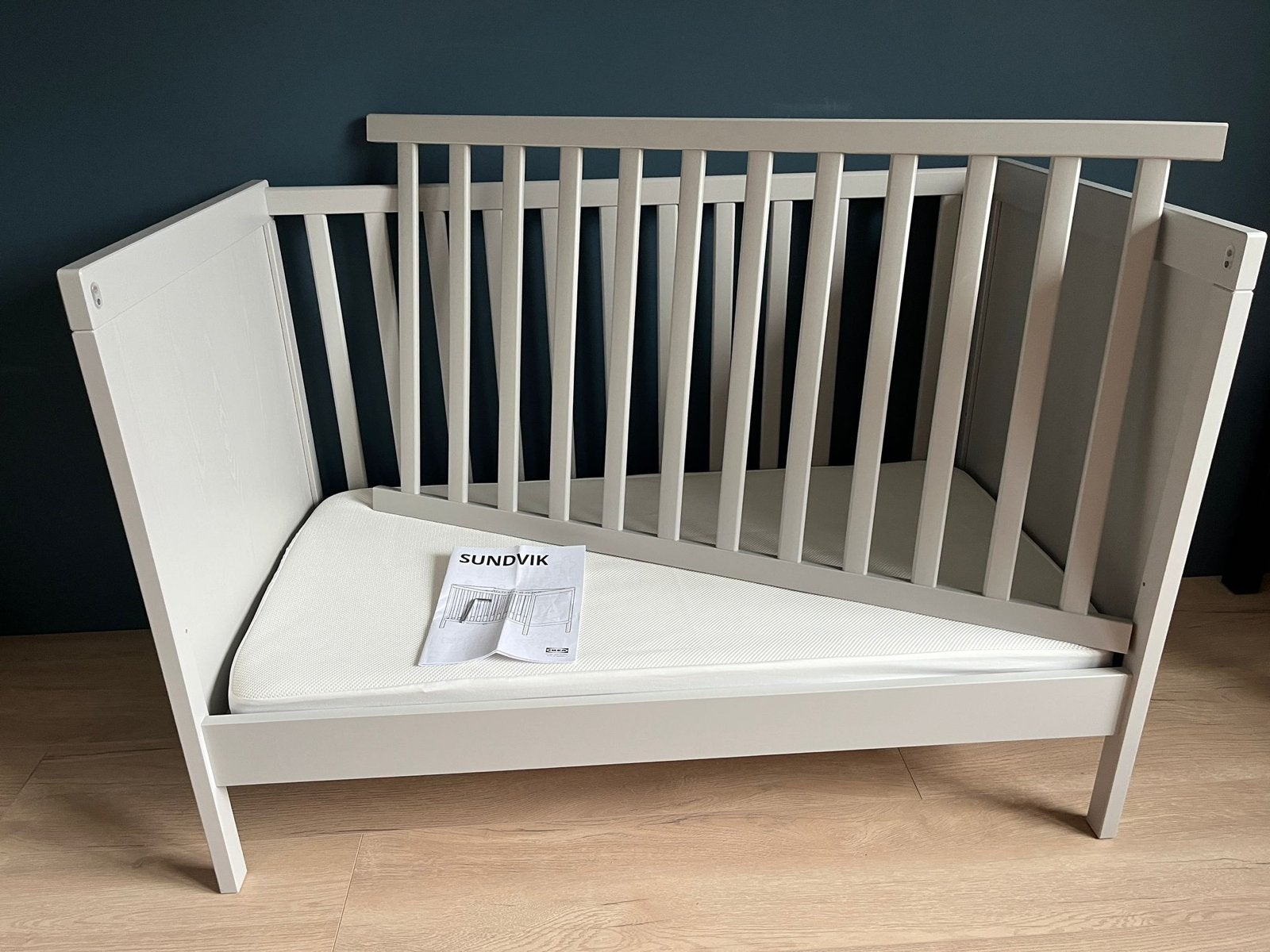 Grijs Babybed SUNDVIk met HIMLAVALV matras&LENAST beschermer, Ophalen, Zo goed als nieuw, Lattenbodem, Minder dan 140 cm