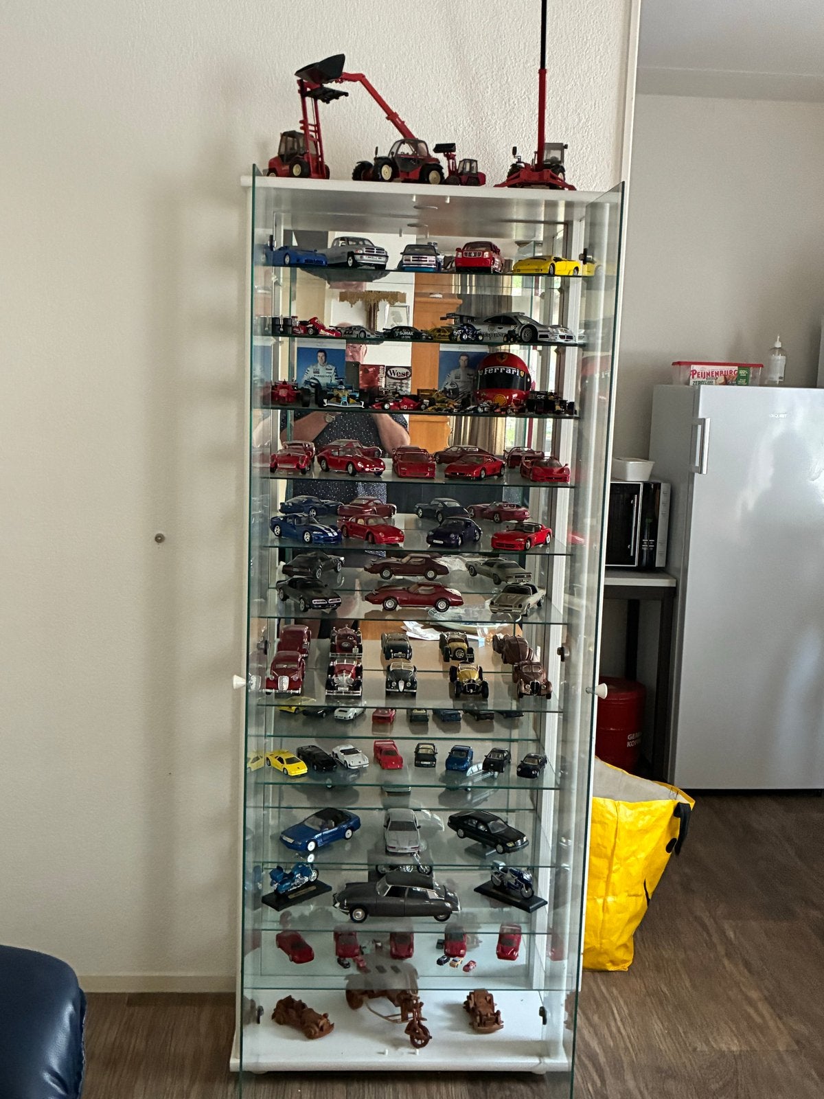 Vitrinekast met diverse modelauto's en voertuigen 66 stuks, Gebruikt, Auto, 1:32 tot 1:50, Ophalen