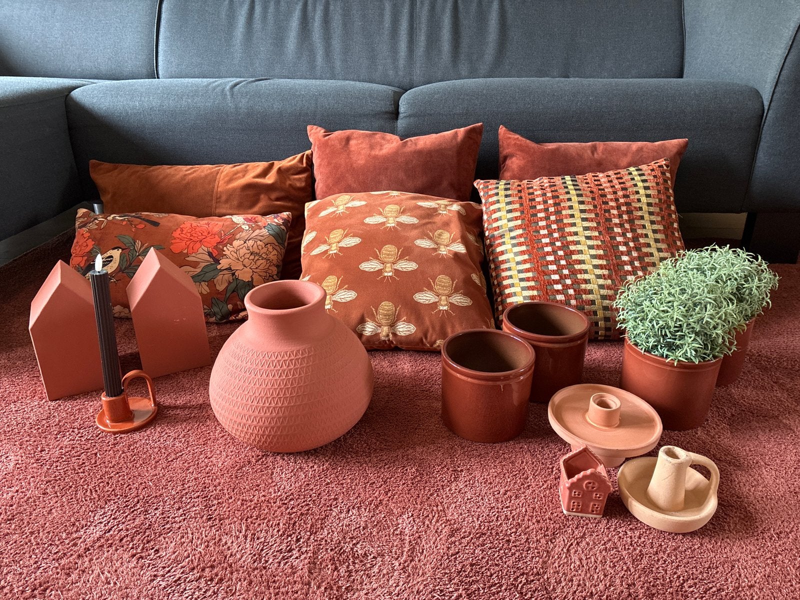 Complete terra make-over: vloerkleed, 6 kussens en decoratie, Huis en Inrichting, Bruin, 150 tot 200 cm, 200 cm of meer, Ophalen of Verzenden