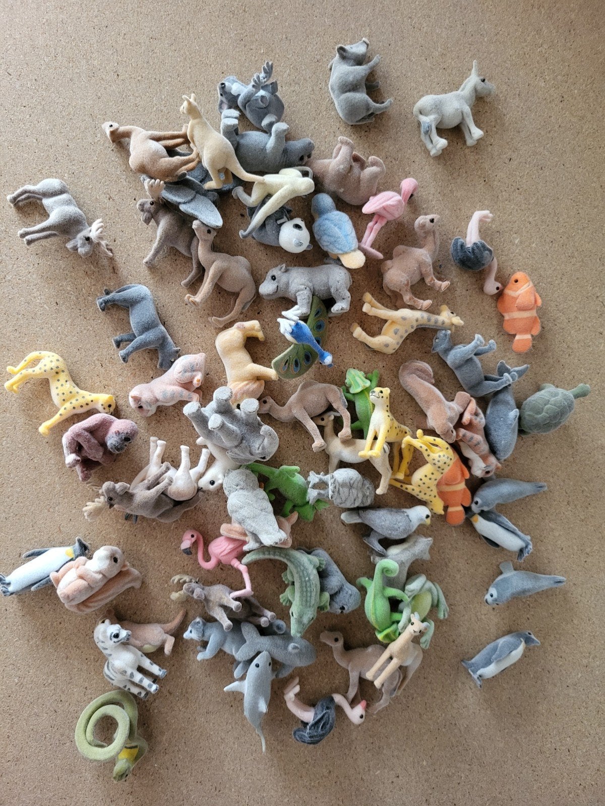 Grote collectie flocked dierenfiguren (ca. 65 stuks), Ophalen of Verzenden, Gebruikt, Hert, Beeldje of Figuurtje