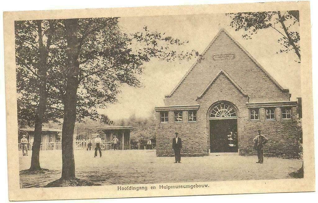 AK Arnhem - Hoofdingang en Hulpmuseumgebouw, Verzenden, Ongelopen, Gelderland