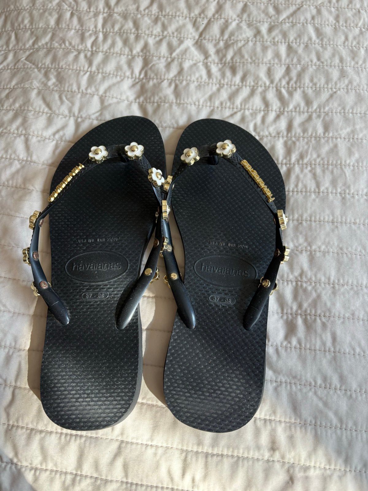 Mooie Havaianas slippers met bloemetjes en goudkleurige deta, Ophalen of Verzenden, Gedragen, Zwart, Slippers