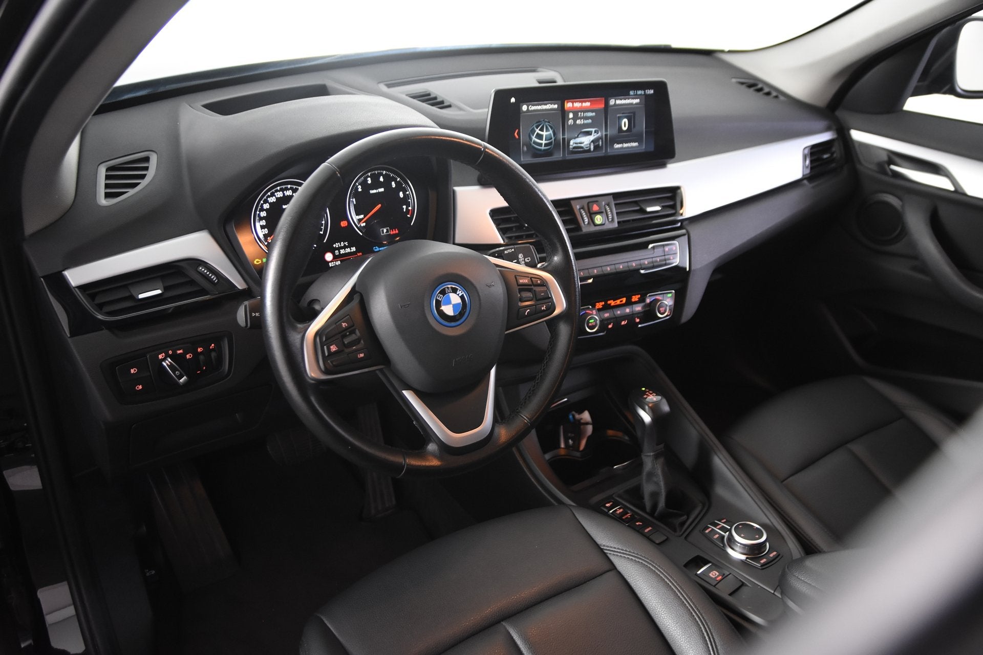 BMW X1 xDrive25e *1ste Eigenaar*Leer*Stoelverwarming*HUD*, Auto's, Dealer onderhouden, Gebruikt, Zwart, Bedrijf