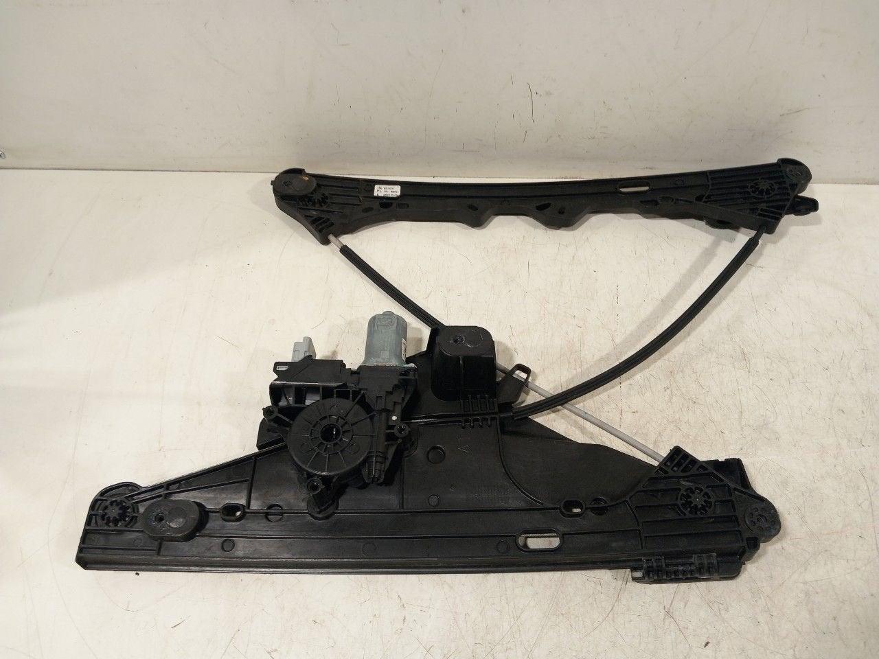 Raammechaniek elektrisch links voor Peugeot 2008, Onderdelen@venauto.nl, Van der Ven Autorecycling B.V., Gebruikt, Ettenseweg 76, 4706 PB Roosendaal, The Netherlands