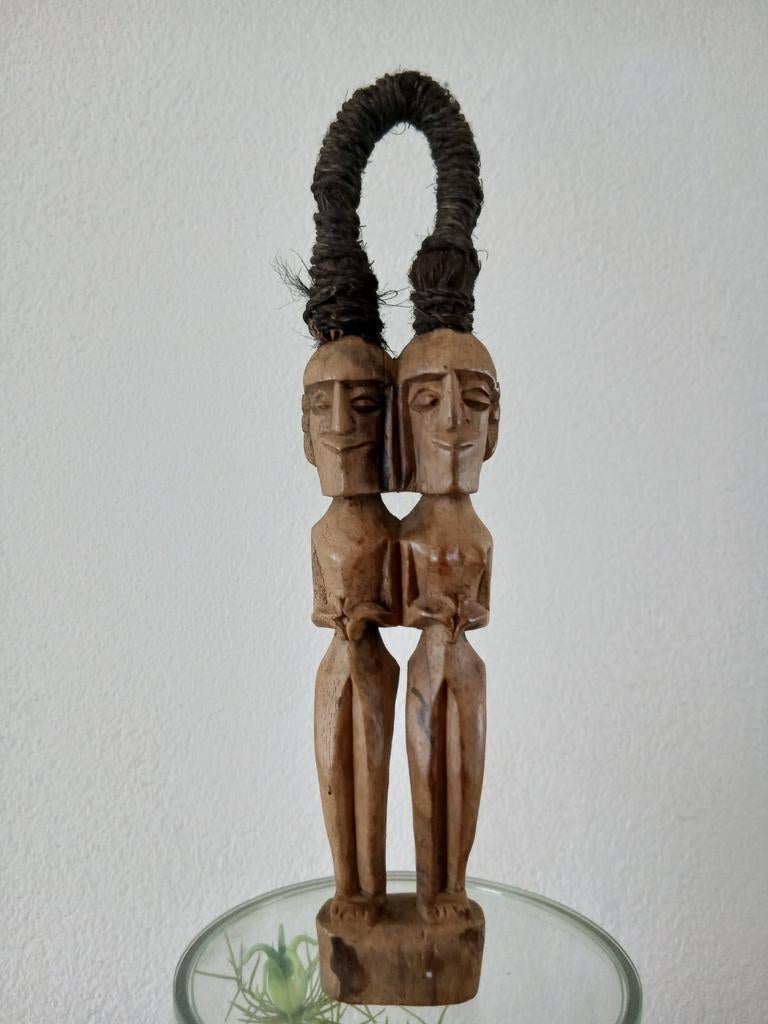 Batak Sumatra Indonesisch houten beeld man vrouw verbonden, Antiek en Kunst, Ophalen of Verzenden