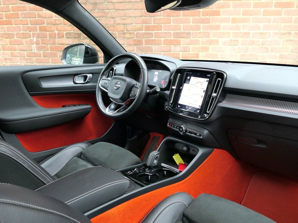 Volvo XC40 2.0 T4 R-Design 12MND garantie Panoramadak / Park, Auto's, Volvo, 15 km/l, Euro 6, 1969 cc, Wit